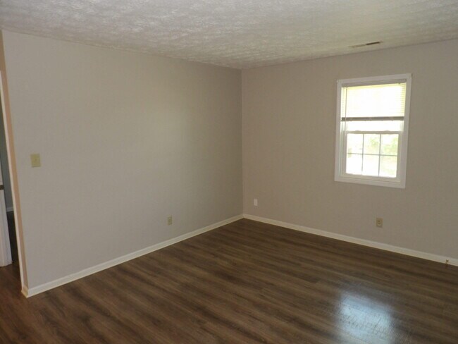 Building Photo - 204 Landings Dr