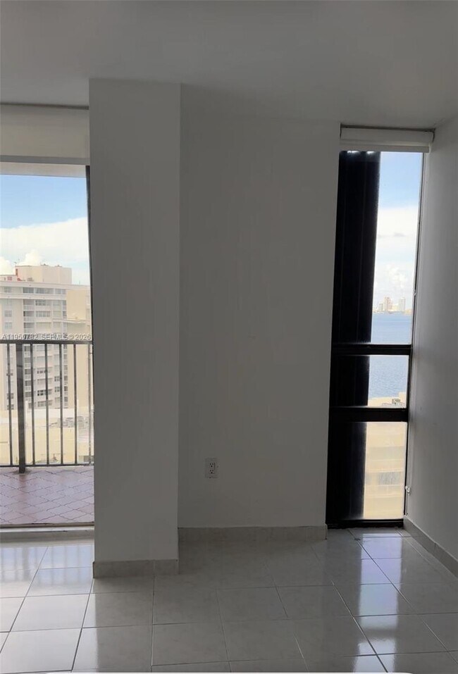 Building Photo - 1450 Brickell Bay Dr