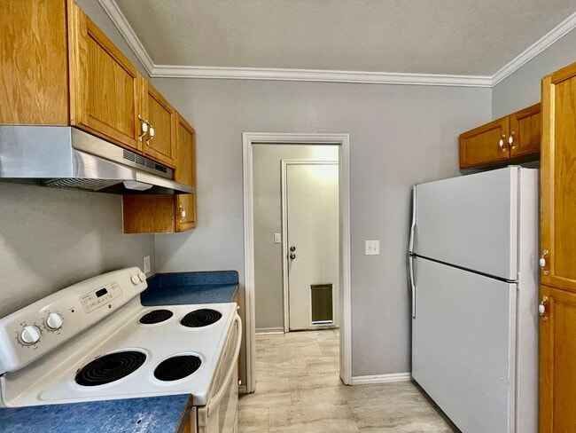 Building Photo - Conveniently Located Two-Bedroom Townhome