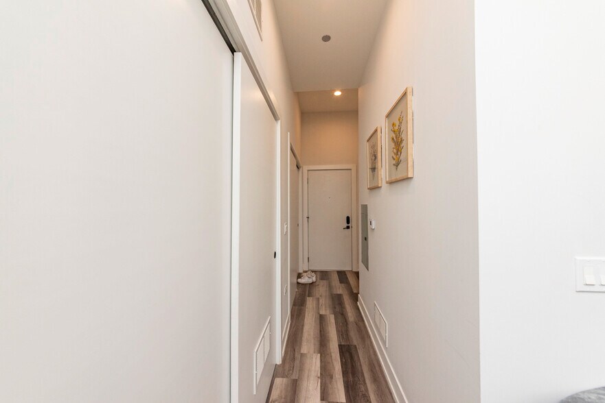 Building Photo - 2322 N Clark St