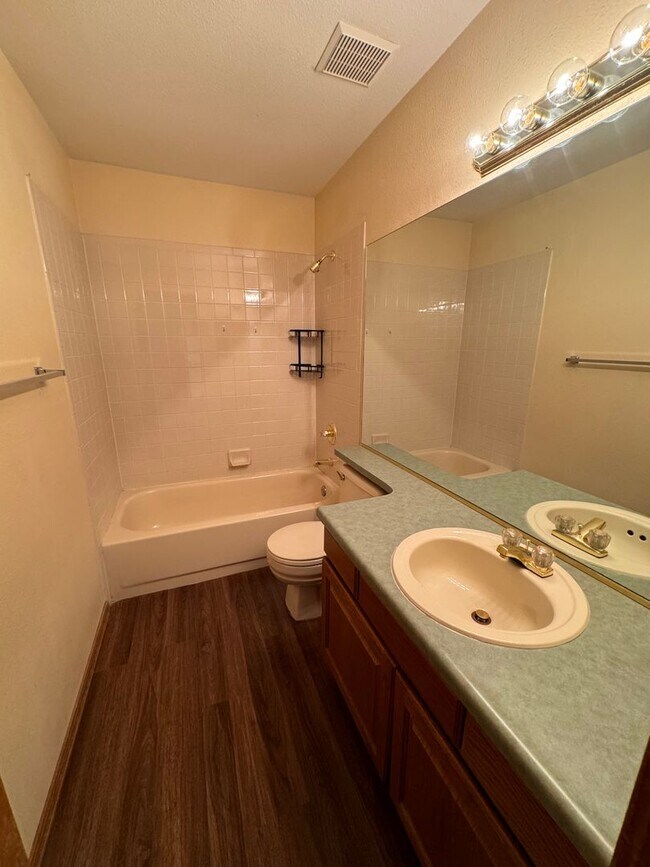 Building Photo - Charming 5 Bed 3 Bath House