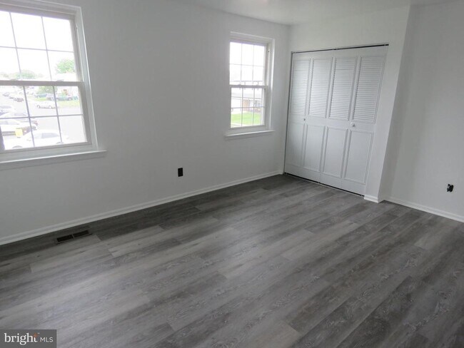 Building Photo - 6261 Patrick Henry Ct