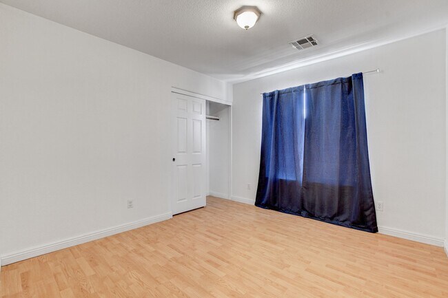Building Photo - 1005 Roaring River Ave