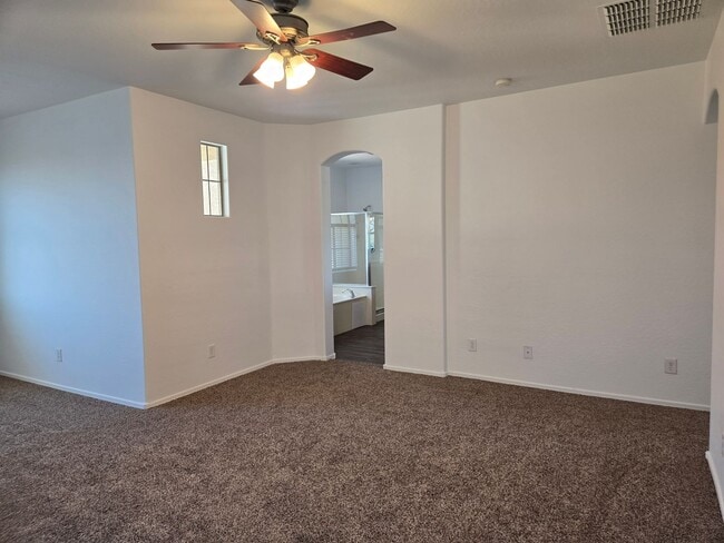 Building Photo - Spacious 4 bed, 3 full bath home in New Ri...