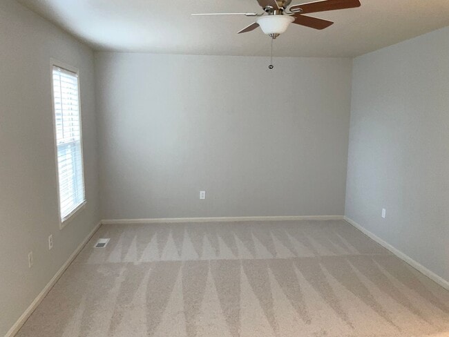 Building Photo - Very clean and well maintained 3BR 2.5BA single family home with large rear deck and 1 car garage