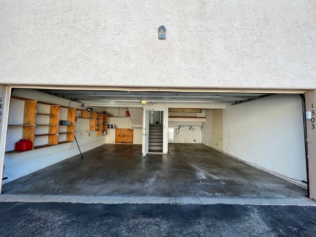 Building Photo - Newbury Park townhome w/3+2, en-suite, gar...