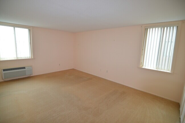 Building Photo - 1460 Elm St