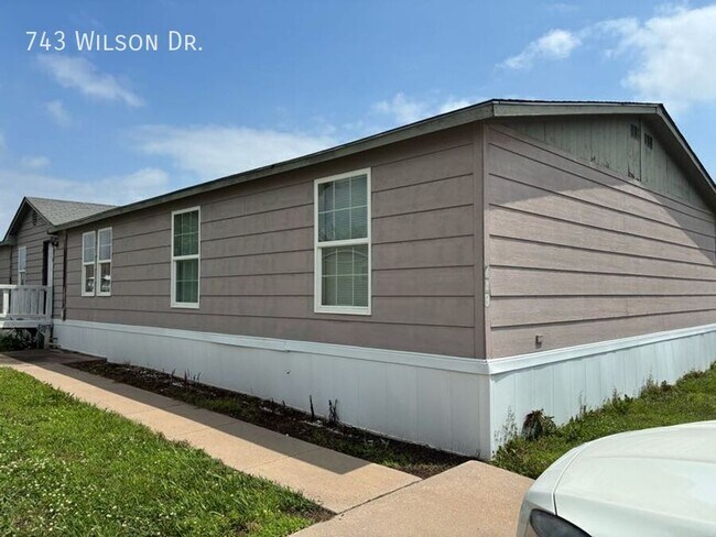 Building Photo - 743 Wilson Dr