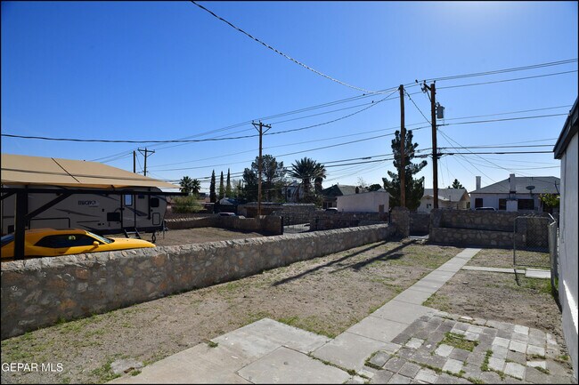 Building Photo - 2606 Aurora Ave