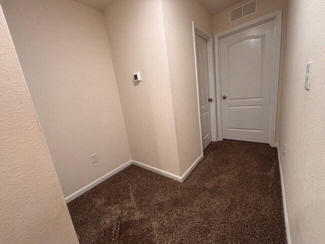 Building Photo - Beautiful 2 Bed, 2.5 Bath Townhome with Water View