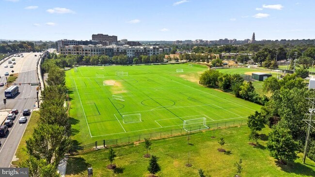 Building Photo - 711 McKenzie Ave