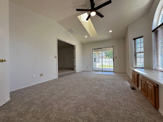 Building Photo - Beautiful 3bed, 2bath 2,550sq.ft. home in ...