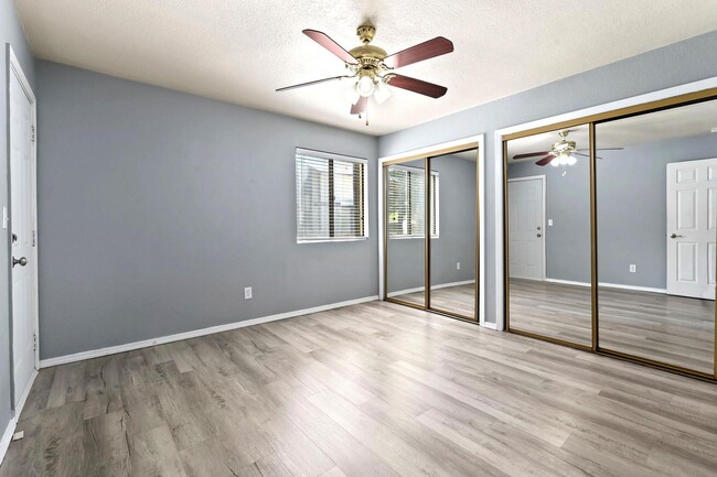 Building Photo - Updated Apartment with Community Pool!