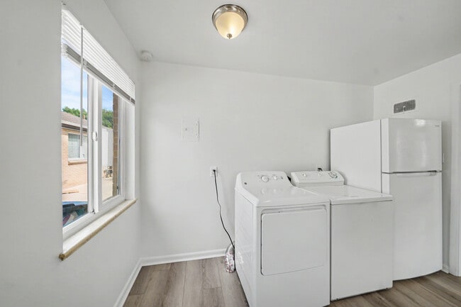 Building Photo - 1443 N Jasmine-