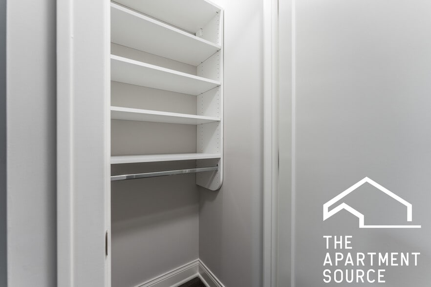 Building Photo - 641 W Wrightwood Ave