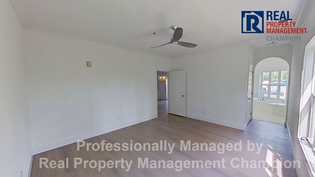 Building Photo - Beautifully Updated 2 BD/2 BA with Screened Porch & Modern Finishes