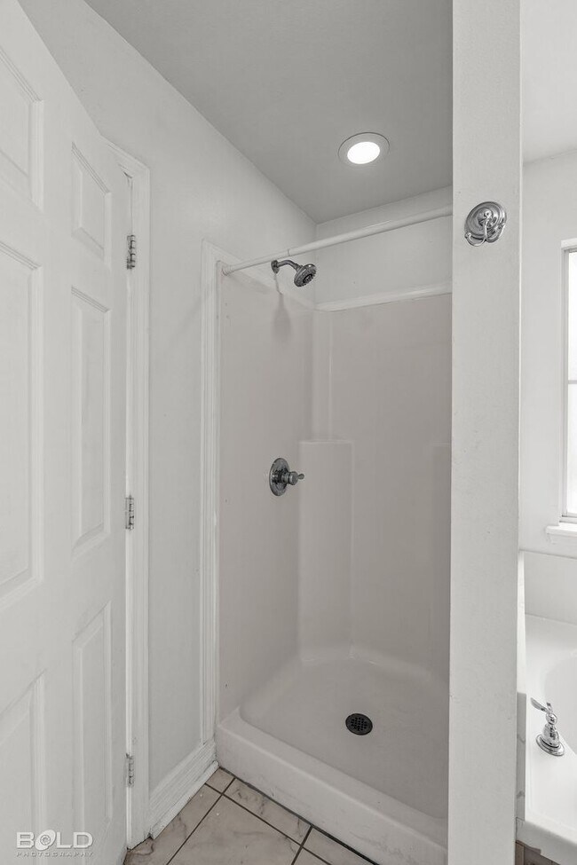 Building Photo - 521 Linnhurst Dr