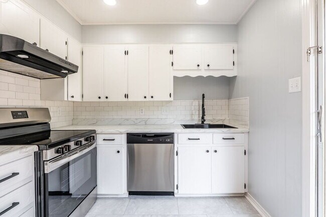 Building Photo - 9000 Woodbine Dr