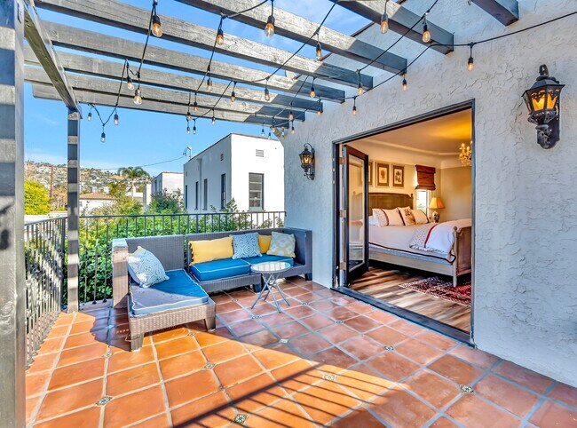 Building Photo - 343 N Croft Ave