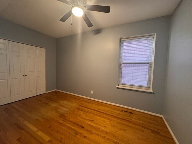 Building Photo - 3834 N Hermitage Ave