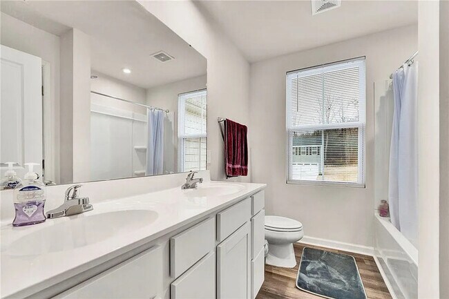 Building Photo - 5 Bedroom 2.5 bathroom