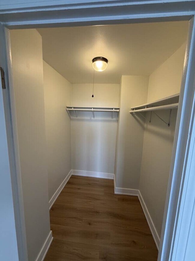 Building Photo - 6325 N Sheridan Rd