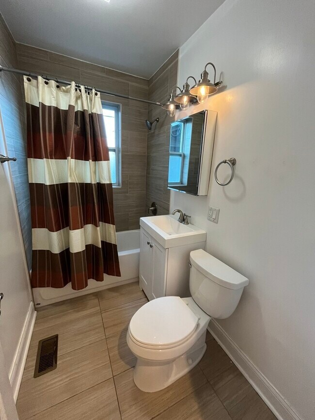 Building Photo - 3422 W Waveland Ave