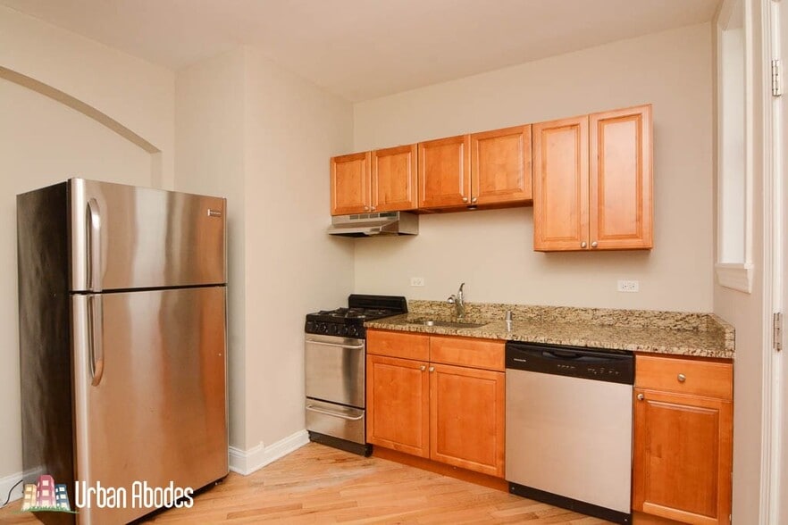 Building Photo - 922 N Green Bay Rd