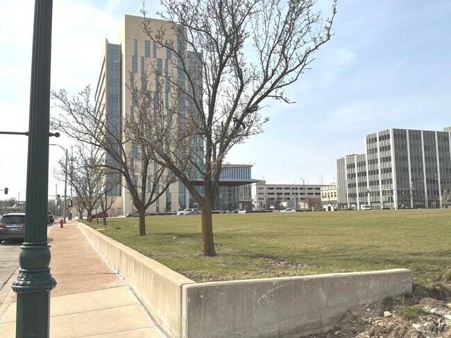 Building Photo - 224 E Cass St