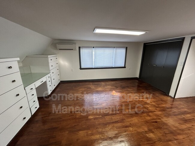 Building Photo - 1011 Cedar St