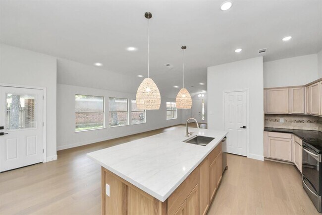 Building Photo - 38 Bayou Springs Ct