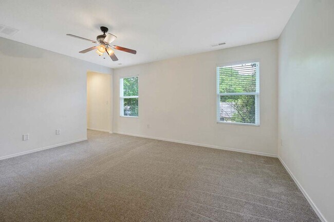 Building Photo - 3 Bedroom Open Concept with Enough Room fo...