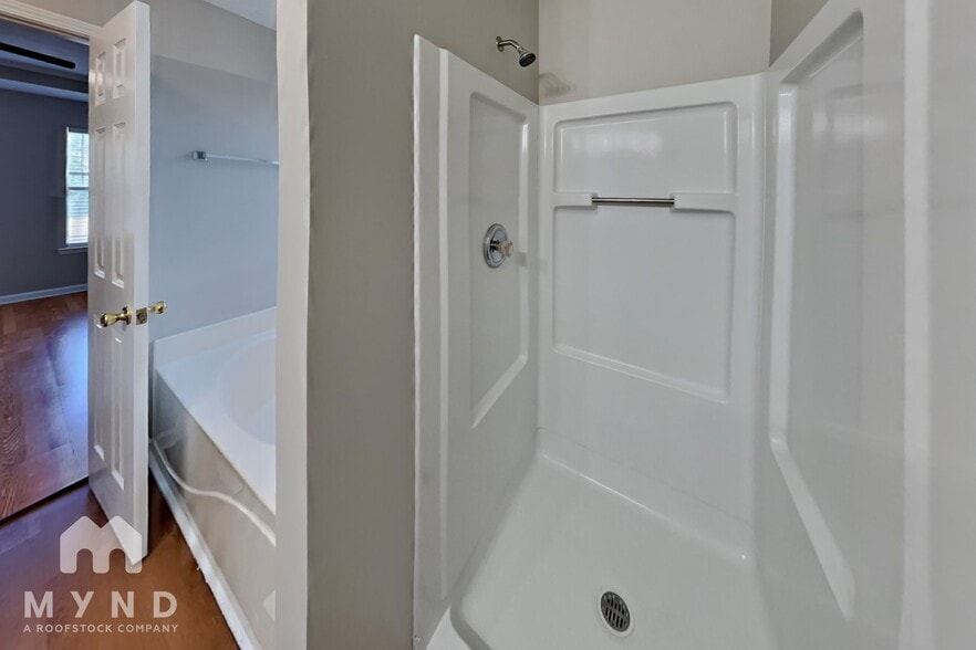 Building Photo - 534 Lakecourt Dr