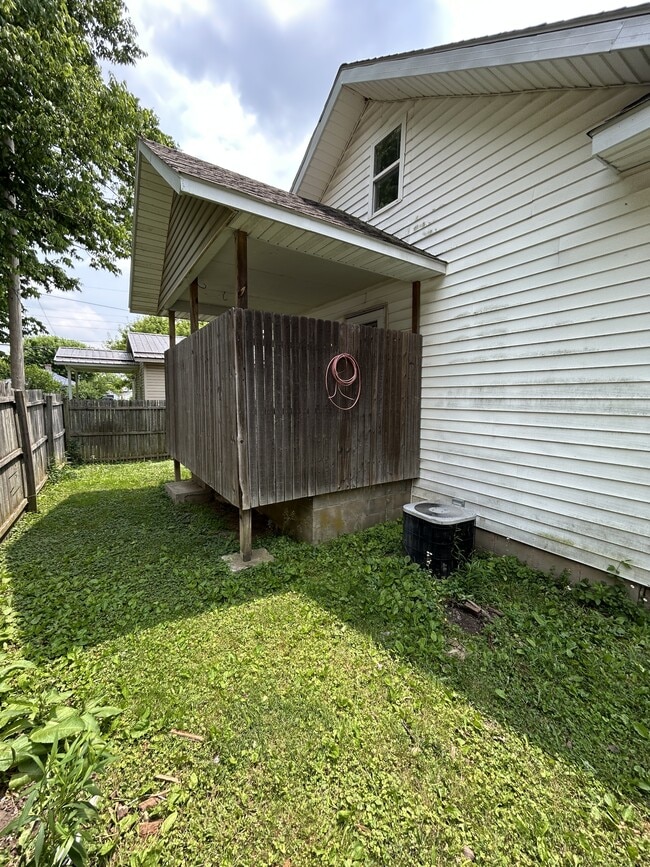 Building Photo - 1030 W 17th St