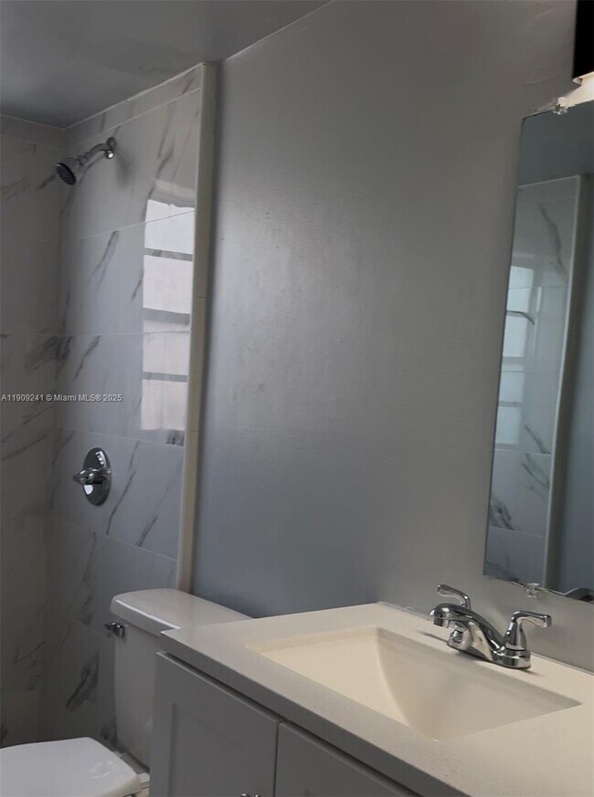 Building Photo - 6840 Pembroke Rd