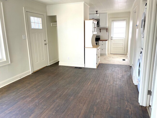 Building Photo - Updated 3 bed 2 bath duplex near downtown ...