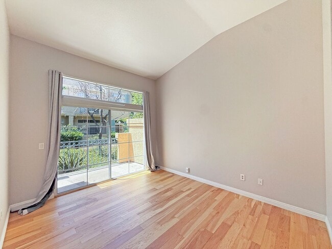 Building Photo - SD: 2BD/2BA Townhome with Private Balcony, 2-Car Garage, and Loft!