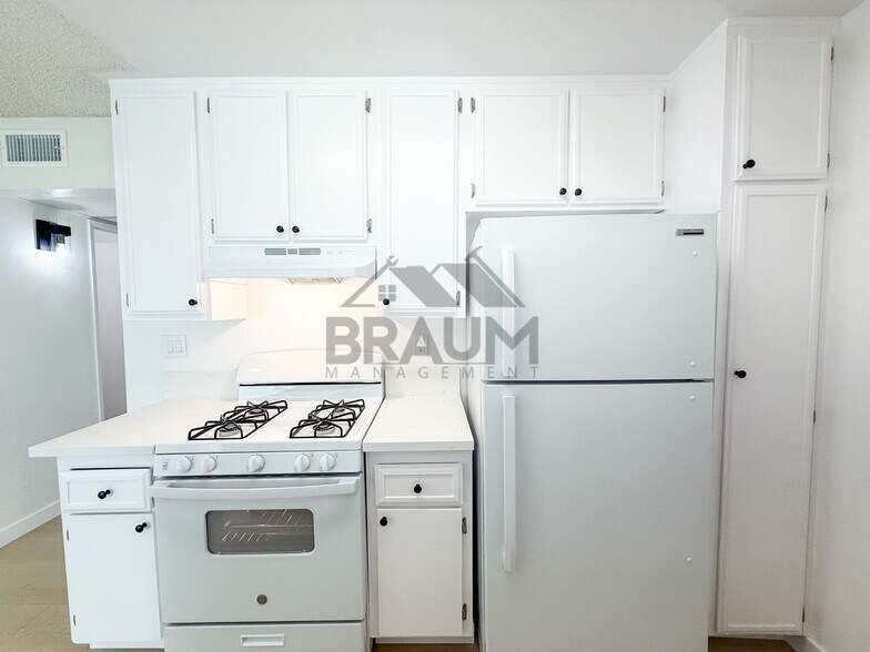 Building Photo - 14801 Delano St