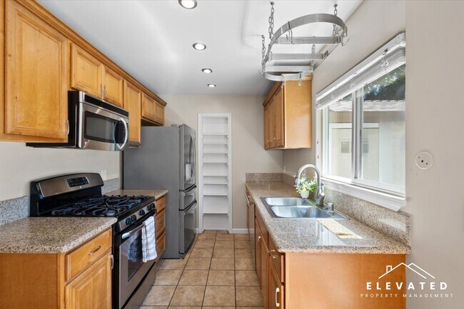 Building Photo - 303 Algiers Ct