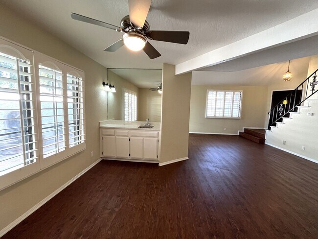 Building Photo - Spacious End Unit Home with 2 Master Suite...