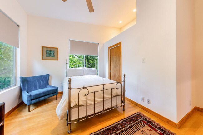 Building Photo - Gorgeous Fully Furnished Home in Brentwood...
