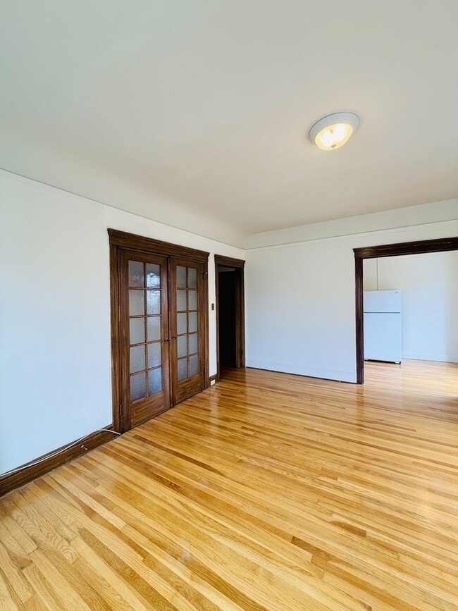 Building Photo - 405 6th Ave
