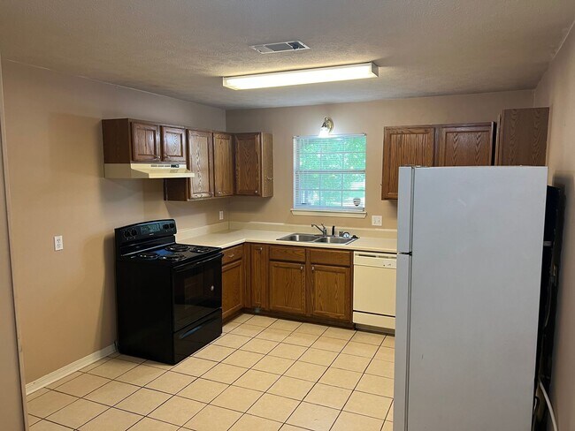Building Photo - 3 Bed 2 Bath Duplex
