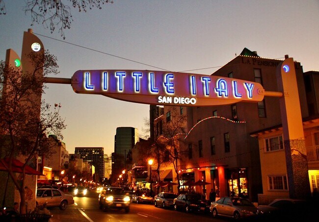 Building Photo - 425 W Beech St