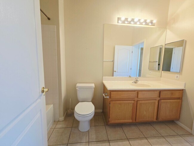 Building Photo - CHARMING 2BD/2BA CONDO IN HENDERSON! W/ COMMUNITY POOL
