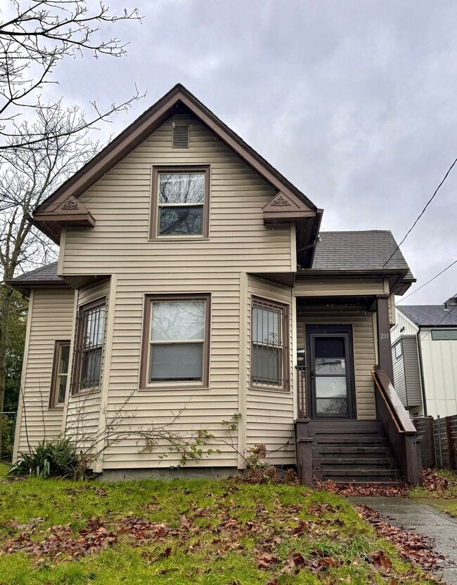 Building Photo - Charming 5-Bedroom Central District Home