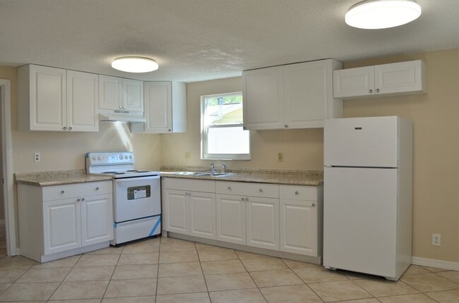 Building Photo - Beautiful 3 bedroom / 2 bath available!