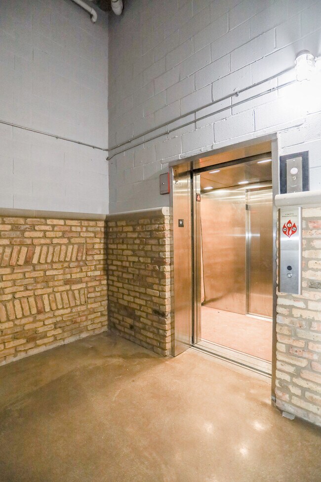 Building Photo - 4046 N Hermitage Ave