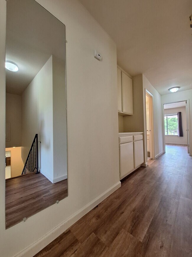 Building Photo - Spacious 4bd Tri-Level Home w/Central Heat...