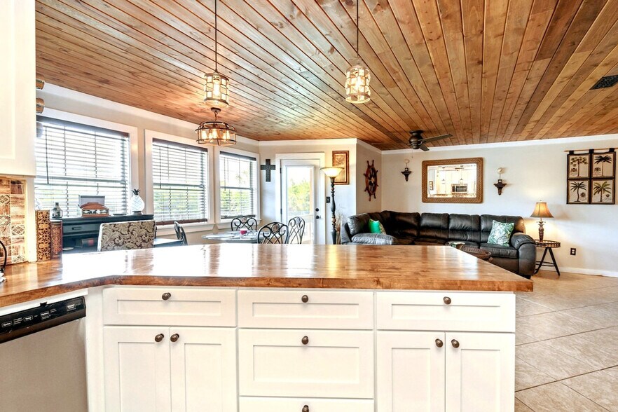 Building Photo - 4000 Gulf Terrace Dr